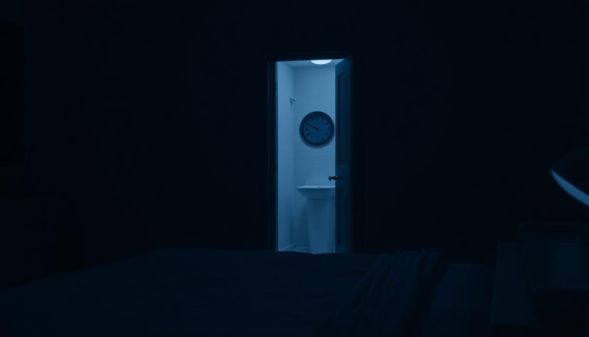 Camera da letto al buio con la luce del bagno accesa durante la notte